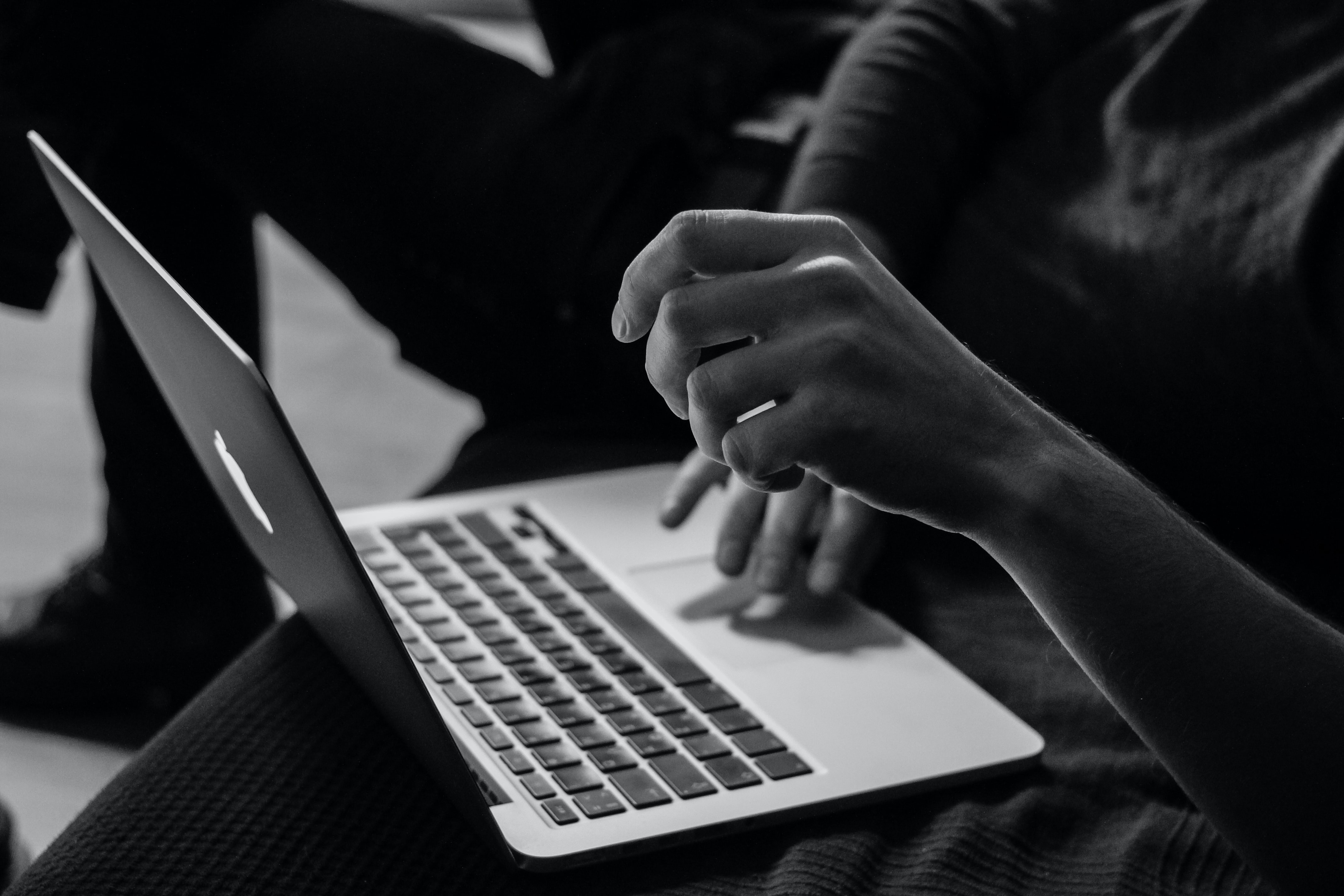 Personne travaillant sur un MacBook